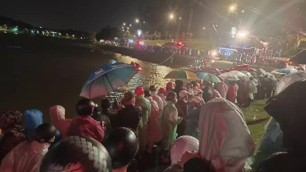 Ô tô lao xuống hồ Xuân Hương, đã tìm thấy 2 thi thể - Ảnh 1.
