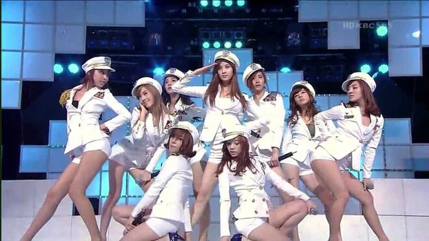 Điểm mặt 10 outfit sân khấu gây sốt của idol Hàn - Ảnh 2.