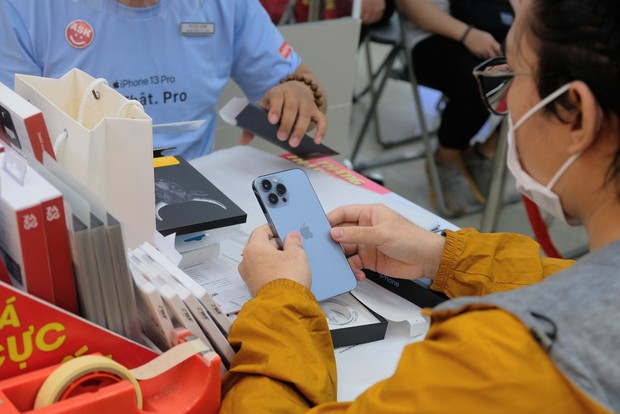 Giới đầu cơ iPhone: Săn sale Shopee rẻ hơn đặt cọc tại đại lý - Ảnh 6.