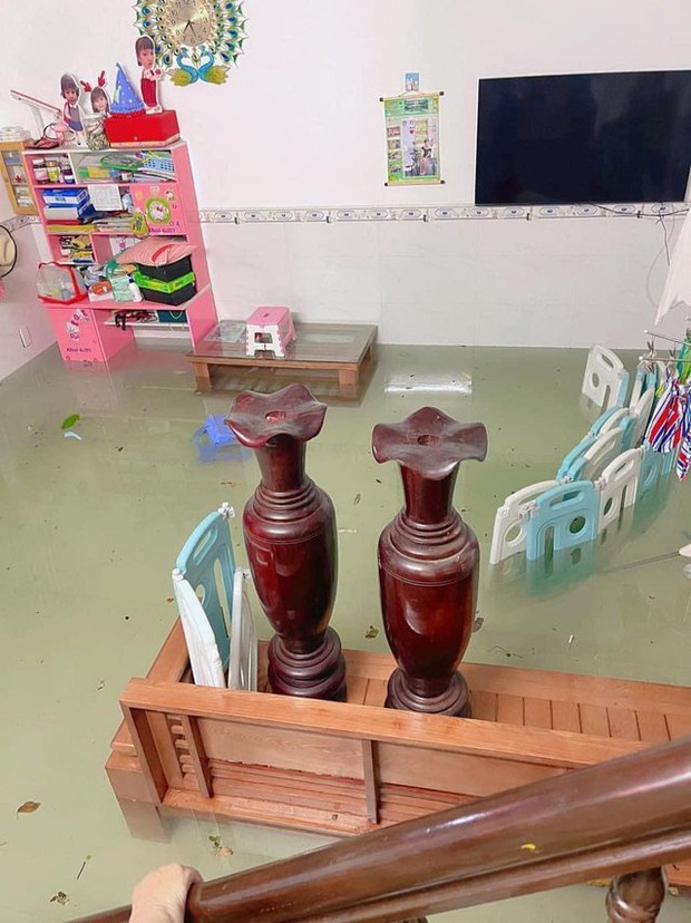 Mưa ngập lịch sử tại Đà Nẵng: Nhiều nơi cúp điện, người dân hối hả ôm đồ chạy lụt trong đêm - Ảnh 9.
