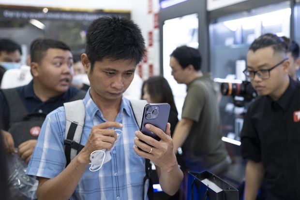 Khách Việt xếp hàng từ giữa khuya để nhận iPhone 14 trong ngày mở bán đầu tiên, bản Pro Max được ưa chuộng - Ảnh 4.