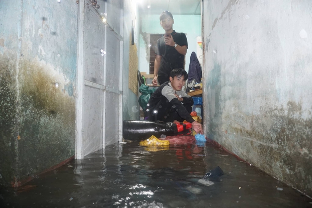 Mưa ngập lịch sử tại Đà Nẵng: Nhiều nơi cúp điện, người dân hối hả ôm đồ chạy lụt trong đêm - Ảnh 7.