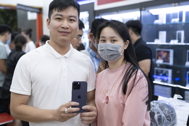 Khách Việt xếp hàng từ giữa khuya để nhận iPhone 14 trong ngày mở bán đầu tiên, bản Pro Max được ưa chuộng - Ảnh 14.