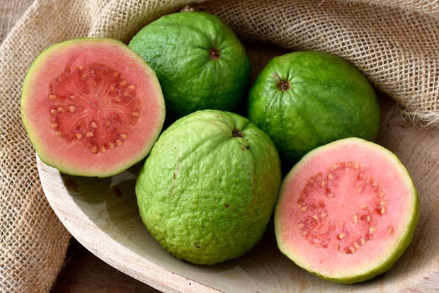 Những kiểu ăn ổi độc hại cần bỏ ngay kẻo rước bệnh vào người - Ảnh 1.