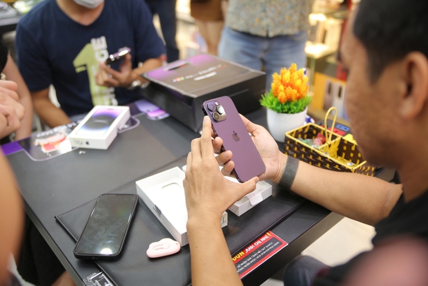 iPhone 14 “ế hàng” trong ngày đầu mở bán tại Việt Nam, lý do là gì? - Ảnh 2.