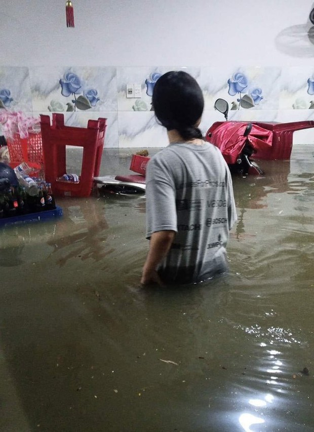 Mưa ngập lịch sử tại Đà Nẵng: Nhiều nơi cúp điện, người dân hối hả ôm đồ chạy lụt trong đêm - Ảnh 11.