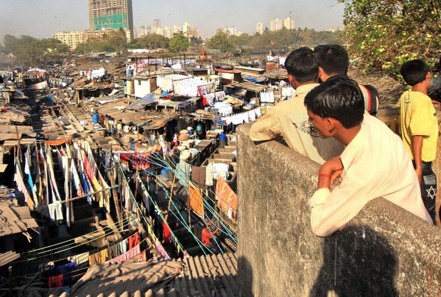 Xưởng giặt thủ công lớn nhất thế giới ẩn mình trong khu ổ chuột giữa lòng thành phố hiện đại ở Ấn Độ - Ảnh 10.
