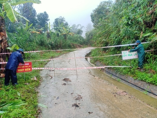 Thi thể người phụ nữ bị cuốn trôi mất tích nằm cách hiện trường gặp nạn 50km - Ảnh 1.