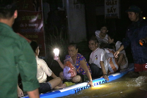 Clip, ảnh: Trắng đêm cứu người mắc kẹt trong biển nước ở Đà Nẵng - Ảnh 9.