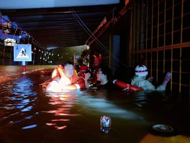 Clip, ảnh: Trắng đêm cứu người mắc kẹt trong biển nước ở Đà Nẵng - Ảnh 6.