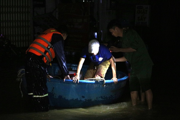 Clip, ảnh: Trắng đêm cứu người mắc kẹt trong biển nước ở Đà Nẵng - Ảnh 15.
