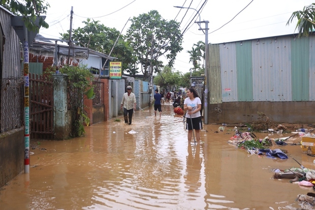 4 người tử vong, đường sá hư hỏng nặng do mưa lũ lịch sử tại Đà Nẵng - Ảnh 2.