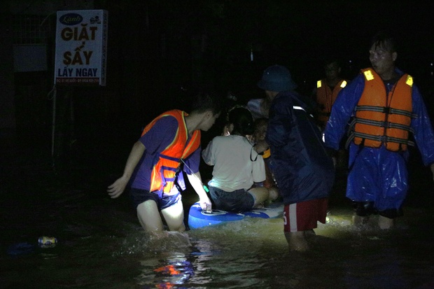Clip, ảnh: Trắng đêm cứu người mắc kẹt trong biển nước ở Đà Nẵng - Ảnh 14.