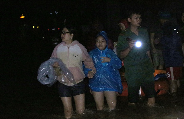 Clip, ảnh: Trắng đêm cứu người mắc kẹt trong biển nước ở Đà Nẵng - Ảnh 13.