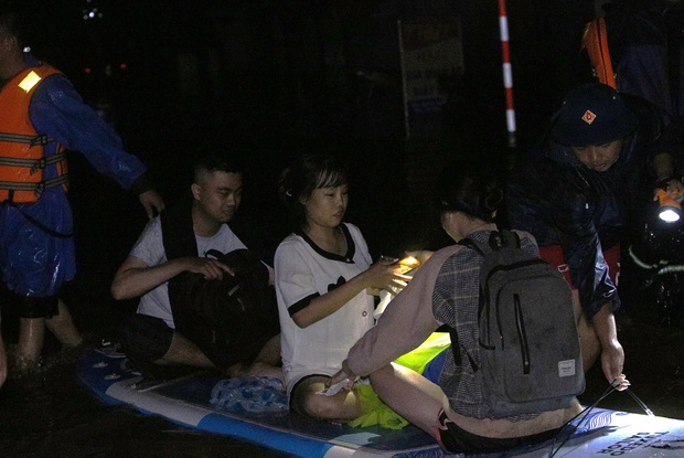 Clip, ảnh: Trắng đêm cứu người mắc kẹt trong biển nước ở Đà Nẵng - Ảnh 12.