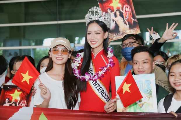 Bảo Ngọc về nước sau đăng quang Hoa hậu Liên lục địa: Người hâm mộ vây kín, Mai Phương và Minh Triệu ra đón - Ảnh 11.