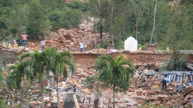 Tang thương hàng trăm ngôi mộ ở nghĩa trang lớn nhất Đà Nẵng bị mưa lũ cuốn trôi, đất đá vùi lấp - Ảnh 6.