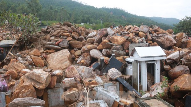 Tang thương hàng trăm ngôi mộ ở nghĩa trang lớn nhất Đà Nẵng bị mưa lũ cuốn trôi, đất đá vùi lấp - Ảnh 3.