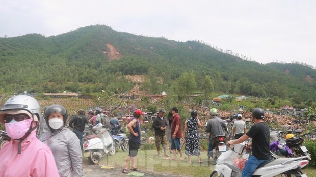 Tang thương hàng trăm ngôi mộ ở nghĩa trang lớn nhất Đà Nẵng bị mưa lũ cuốn trôi, đất đá vùi lấp - Ảnh 14. Tang thương hàng trăm ngôi mộ ở nghĩa trang lớn nhất Đà Nẵng bị mưa lũ cuốn trôi, đất đá vùi lấp - Ảnh 14.
