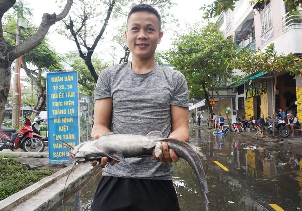Người dân Đà Nẵng rủ nhau bắt cá trên đường phố sau mưa - Ảnh 9.