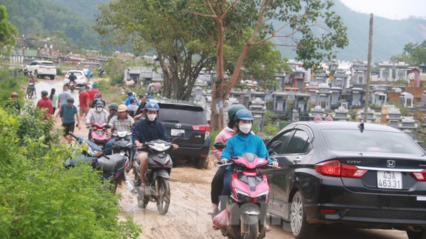 Tang thương hàng trăm ngôi mộ ở nghĩa trang lớn nhất Đà Nẵng bị mưa lũ cuốn trôi, đất đá vùi lấp - Ảnh 13. Tang thương hàng trăm ngôi mộ ở nghĩa trang lớn nhất Đà Nẵng bị mưa lũ cuốn trôi, đất đá vùi lấp - Ảnh 13.