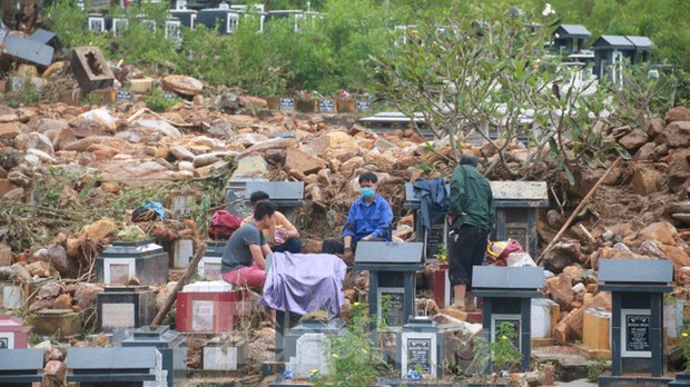 Tang thương hàng trăm ngôi mộ ở nghĩa trang lớn nhất Đà Nẵng bị mưa lũ cuốn trôi, đất đá vùi lấp - Ảnh 11. Tang thương hàng trăm ngôi mộ ở nghĩa trang lớn nhất Đà Nẵng bị mưa lũ cuốn trôi, đất đá vùi lấp - Ảnh 11.
