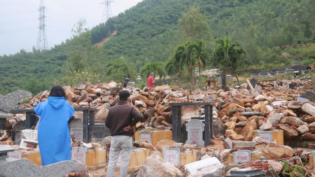 Tang thương hàng trăm ngôi mộ ở nghĩa trang lớn nhất Đà Nẵng bị mưa lũ cuốn trôi, đất đá vùi lấp - Ảnh 10.