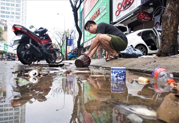 Người dân Đà Nẵng rủ nhau bắt cá trên đường phố sau mưa - Ảnh 5.
