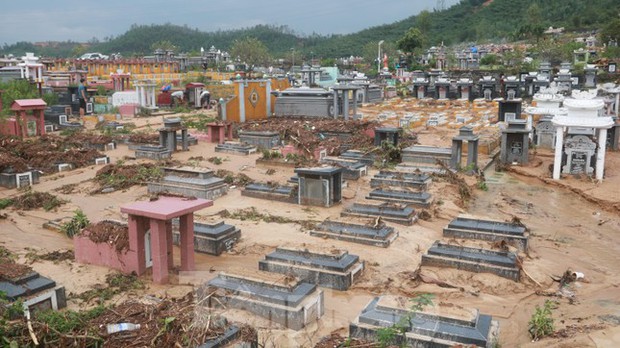 Tang thương hàng trăm ngôi mộ ở nghĩa trang lớn nhất Đà Nẵng bị mưa lũ cuốn trôi, đất đá vùi lấp - Ảnh 7. Tang thương hàng trăm ngôi mộ ở nghĩa trang lớn nhất Đà Nẵng bị mưa lũ cuốn trôi, đất đá vùi lấp - Ảnh 7.