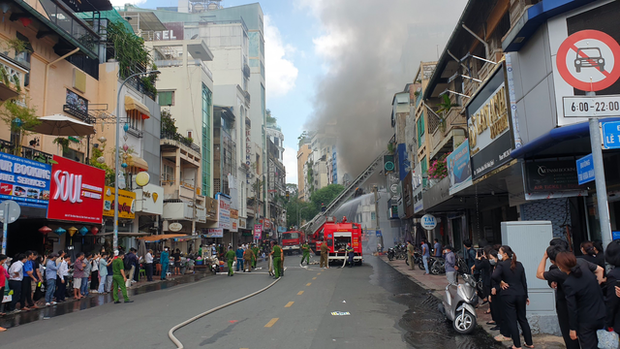 TP.HCM: Cháy lớn tại quán bar gần chợ Bến Thành, khói bốc lên nghi ngút - Ảnh 4.