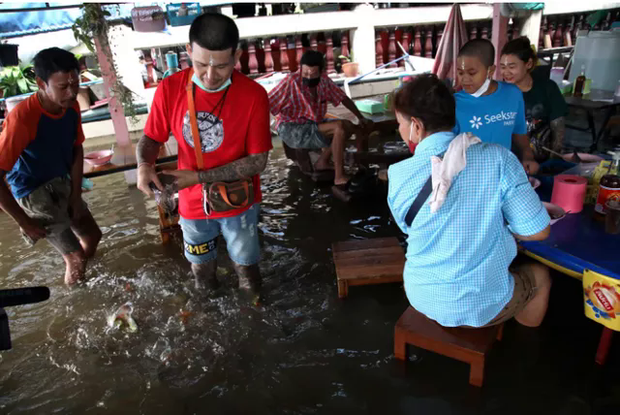 Quán mì vừa ăn vừa lội nước giữa trận lụt kỷ lục ở Thái Lan - Ảnh 5.