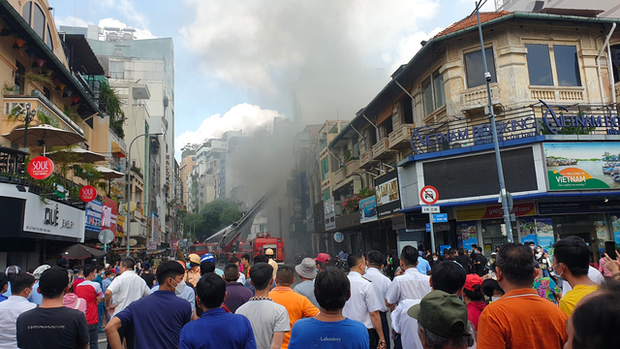 TP.HCM: Cháy lớn tại quán bar gần chợ Bến Thành, khói bốc lên nghi ngút - Ảnh 3.