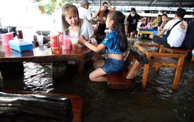Quán mì vừa ăn vừa lội nước giữa trận lụt kỷ lục ở Thái Lan - Ảnh 4.