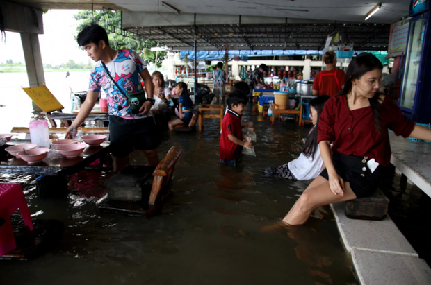 Quán mì vừa ăn vừa lội nước giữa trận lụt kỷ lục ở Thái Lan - Ảnh 3.