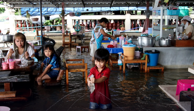 Quán mì vừa ăn vừa lội nước giữa trận lụt kỷ lục ở Thái Lan - Ảnh 2.