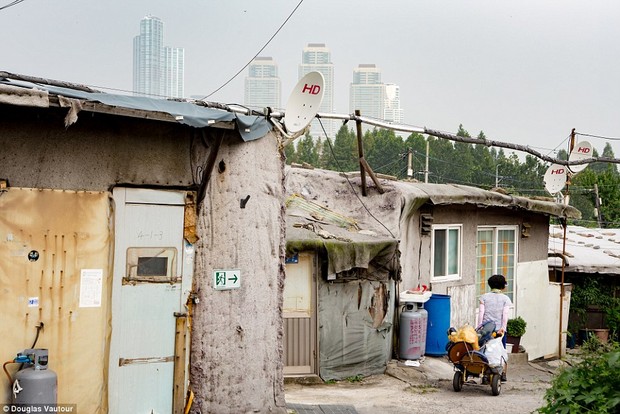 Những hình ảnh đằng sau sự hào nhoáng và hoa lệ của “khu phố nhà giàu” Gangnam - Ảnh 5.