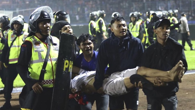 Nhân chứng kể phút kinh hoàng trong thảm kịch bạo lực của bóng đá Indonesia - Ảnh 1.