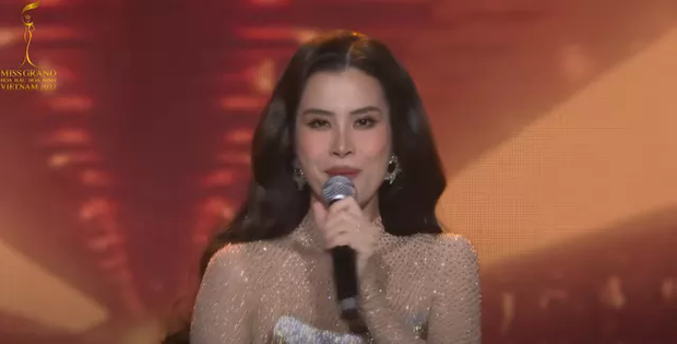 MONO có tiến bộ, Đông Nhi tung luôn ca khúc mới trên sân khấu Chung kết Hoa hậu - Ảnh 9.