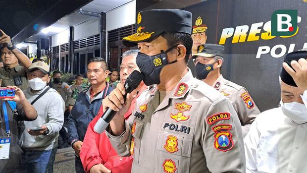 Lãnh đạo cảnh sát Indonesia giải thích lý do dùng bom khói trong thảm họa khiến 125 cổ động viên thiệt mạng - Ảnh 1.