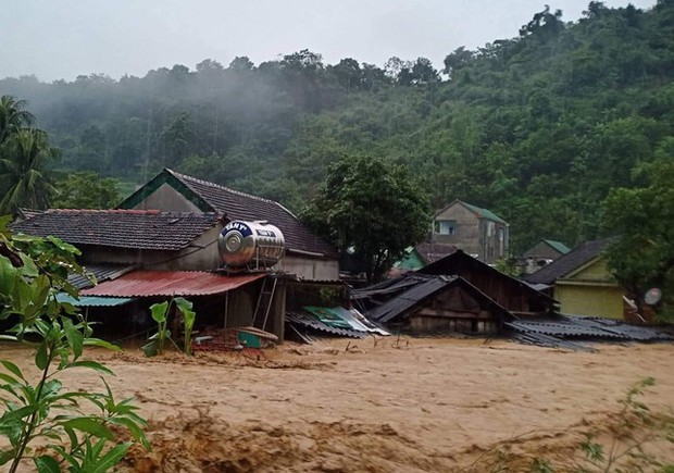 Lũ kinh hoàng đổ về huyện miền núi Nghệ An, 3 ngôi nhà bị cuốn trôi - Ảnh 2.