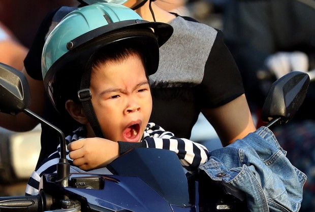 Giờ vào lớp quá sớm: Học sinh đờ đẫn vì thiếu ngủ, phụ huynh cuống cuồng đánh vật mỗi sáng - Ảnh 1. Giờ vào lớp quá sớm: Học sinh đờ đẫn vì thiếu ngủ, phụ huynh cuống cuồng đánh vật mỗi sáng - Ảnh 1.