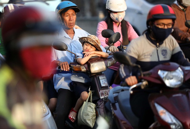 Giờ vào lớp quá sớm: Học sinh đờ đẫn vì thiếu ngủ, phụ huynh cuống cuồng đánh vật mỗi sáng - Ảnh 2. Giờ vào lớp quá sớm: Học sinh đờ đẫn vì thiếu ngủ, phụ huynh cuống cuồng đánh vật mỗi sáng - Ảnh 2.