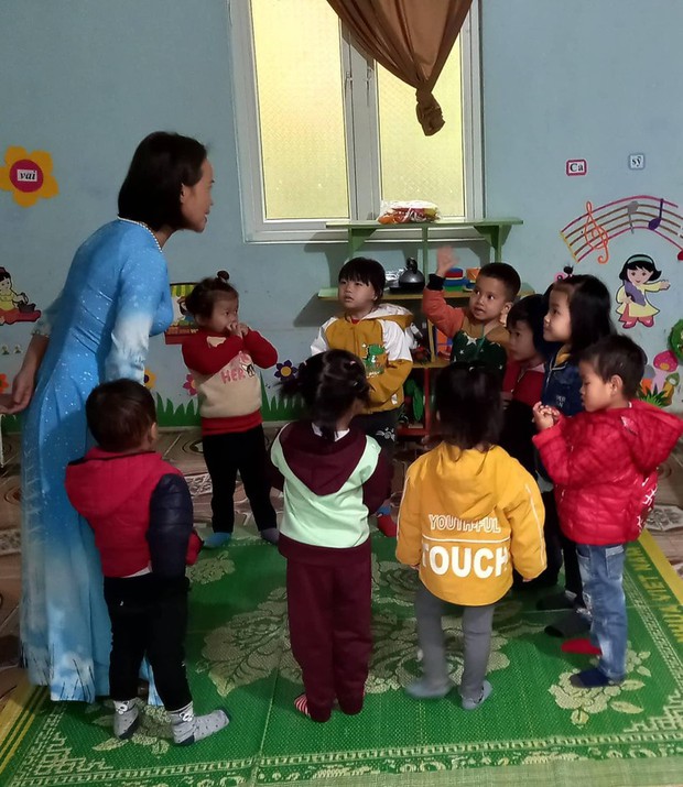 Xúc động hình ảnh cô trò ngày trở rét trên đỉnh Đun Pù - Ảnh 3.