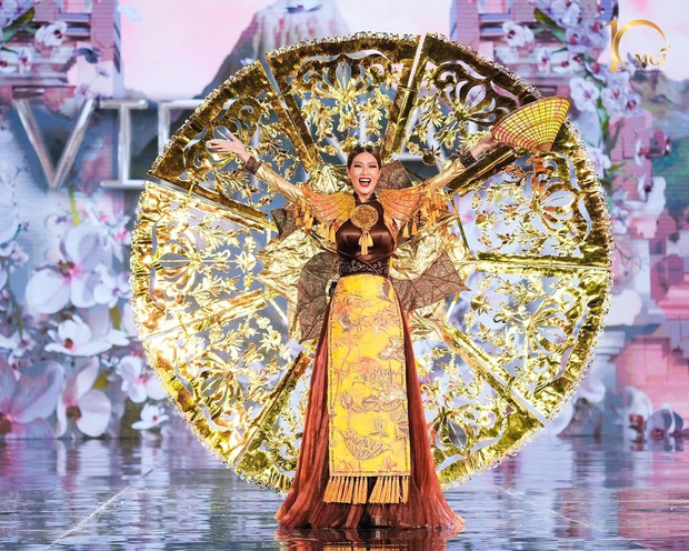 Trang phục dân tộc cồng kềnh ở Hoa hậu Hòa bình - Ảnh 1.
