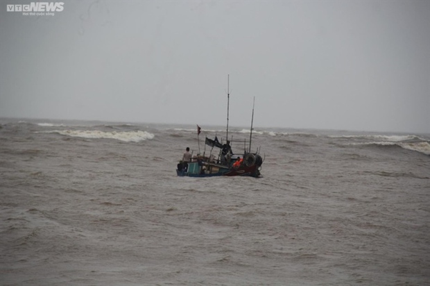 Tàu cá chở 2 ngư dân Quảng Trị bị sóng đánh chìm trên biển - Ảnh 1.