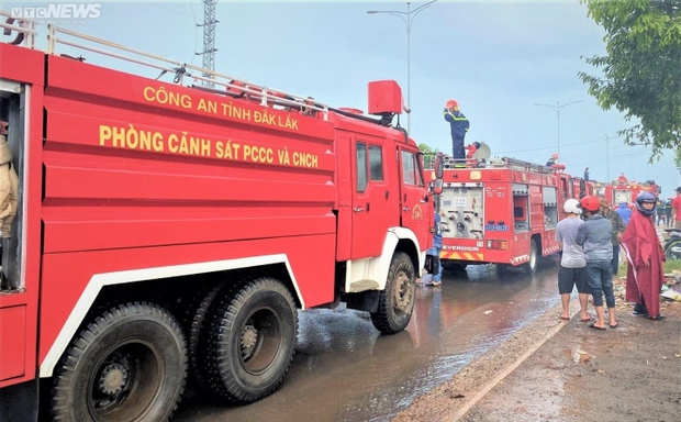 Hàng trăm cán bộ, chiến sĩ dầm mưa dập tắt đám cháy lớn ở Đắk Lắk - Ảnh 8.