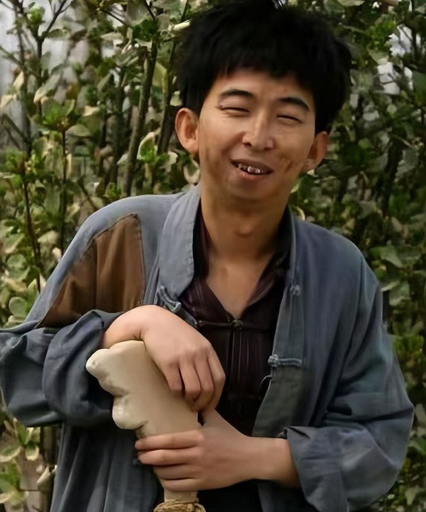 Nam diễn viên xấu nhất màn ảnh Trung Quốc: Từng sống chui lủi trong tầng hầm, chật vật 8 năm mong đổi đời - Ảnh 2.