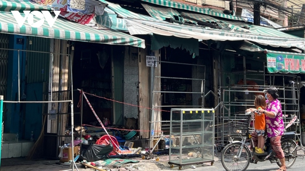 Nhà trong chợ ở Bình Dương bốc cháy, mẹ con chỉ kịp thoát thân - Ảnh 3.