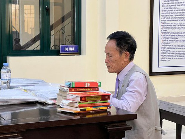 Bị cáo Hiệp khùng mang nhiều tài liệu, sách luật đến phiên toà - Ảnh 1.