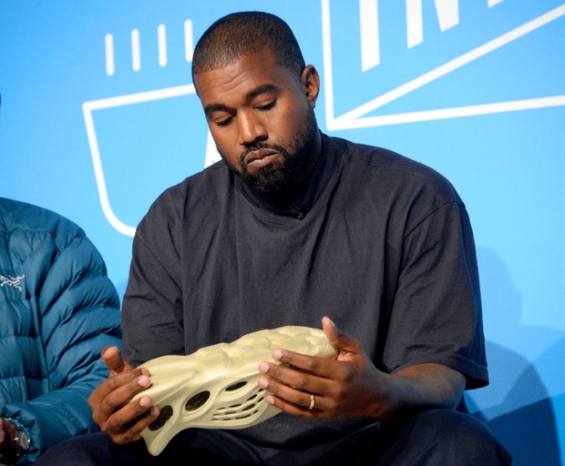 Kanye West mất 2 tỷ USD trong một ngày sau khi Adidas kết thúc hợp tác - Ảnh 2.